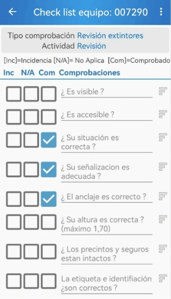 Check-list de la revisión de un extintor en la app móvil, con las comprobaciones que el técnico va marcando en la instalación